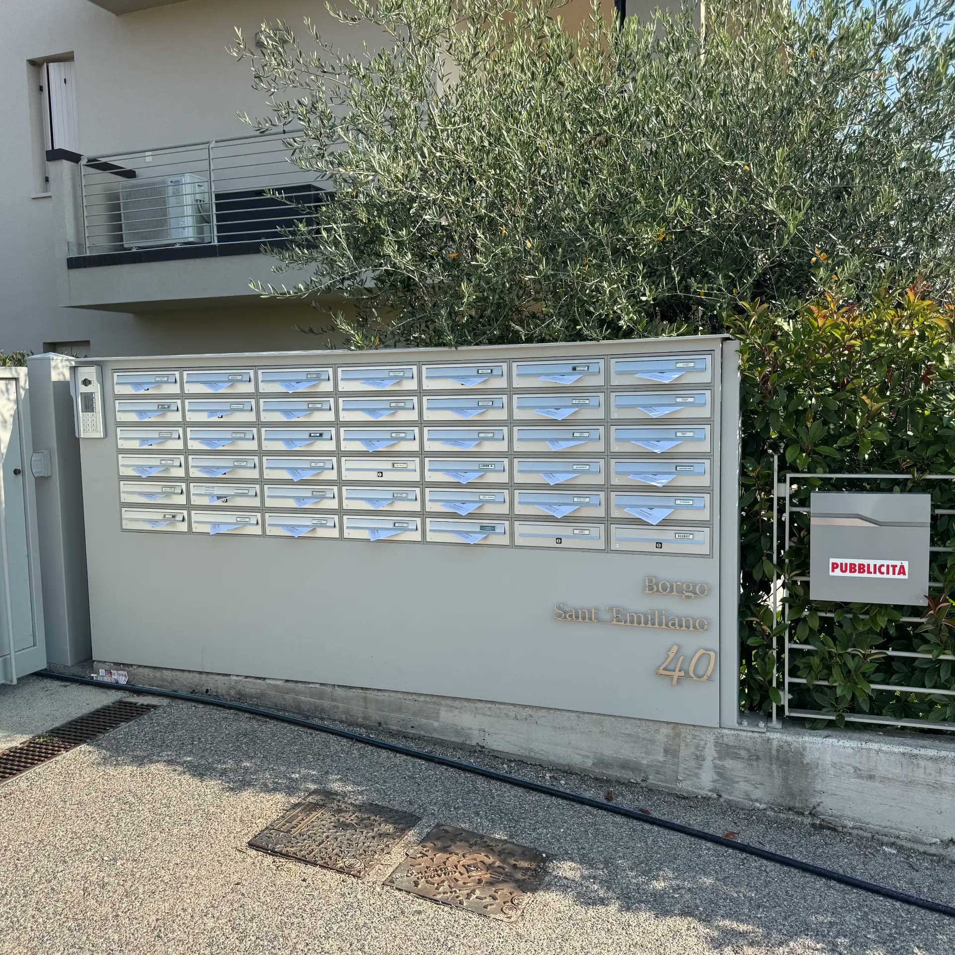 Distribuzione reale Intermedia: volantini nelle cassette postali di un condominio