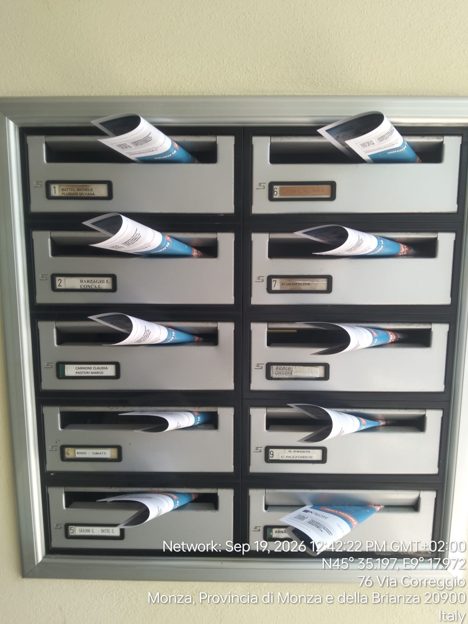 Distribuzione volantini nelle cassette postali di un condominio in via Correggio a Monza — Intermedia