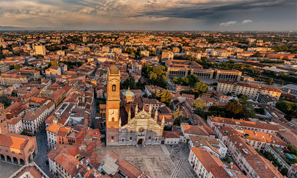 Veduta aerea del Duomo di Monza e dell'Arengario in Piazza Roma — servizio volantinaggio Intermedia a Monza e in tutta la Brianza