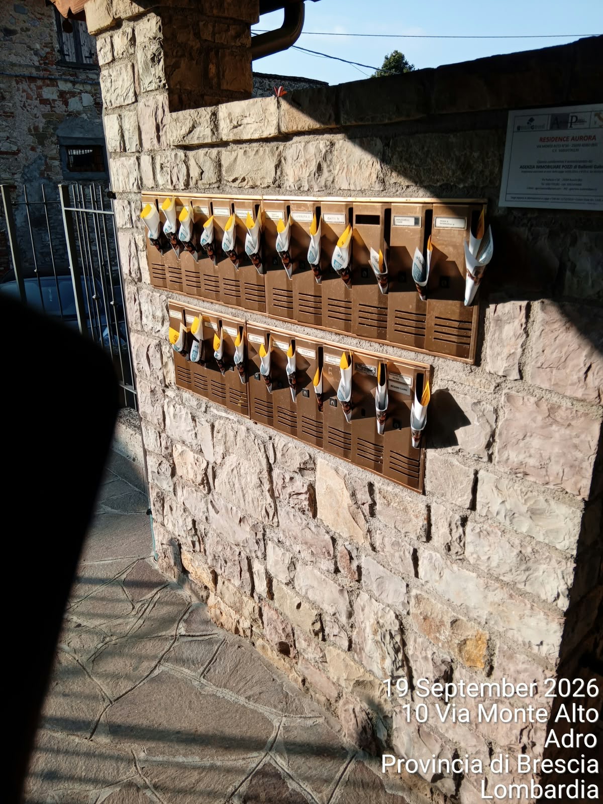 Volantinaggio porta a porta in via Monte Alto ad Adro, provincia di Brescia — Intermedia