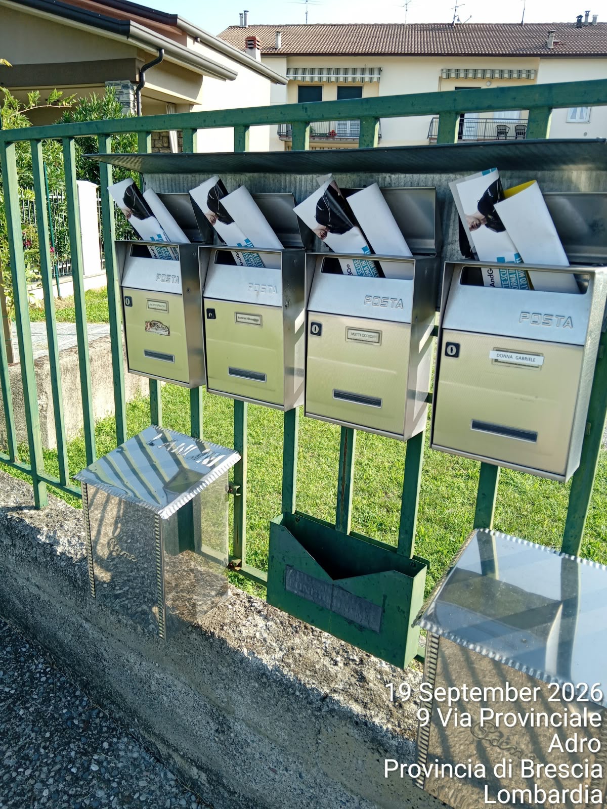 Distribuzione volantini nelle cassette postali di via Provinciale ad Adro, provincia di Brescia — Intermedia