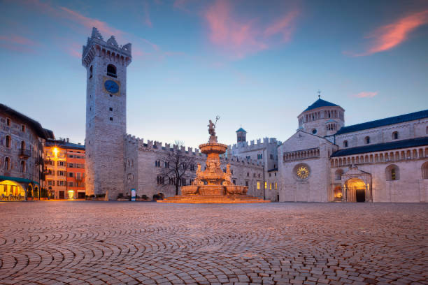 Piazza Duomo di Trento con la Fontana del Nettuno e le Dolomiti — servizio volantinaggio Intermedia a Trento e provincia