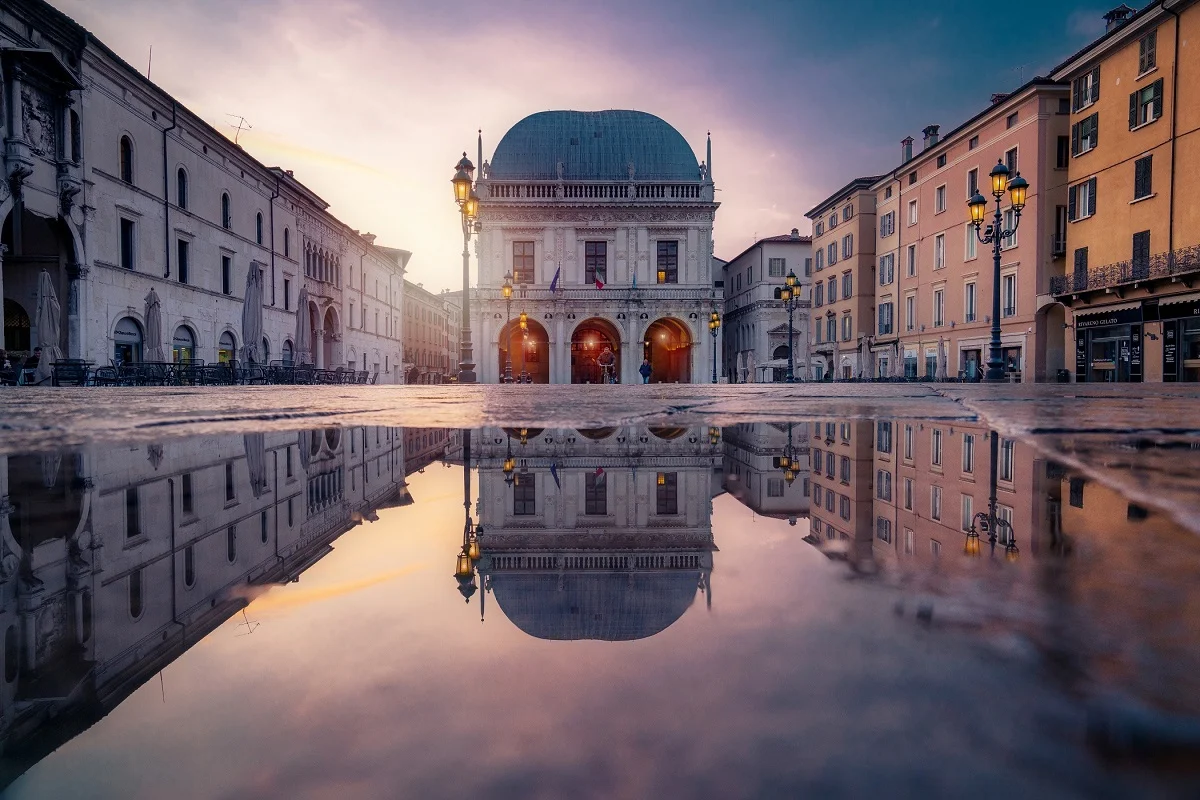 Piazza della Loggia a Brescia riflessa dopo la pioggia — sede Intermedia volantinaggio a Brescia e provincia