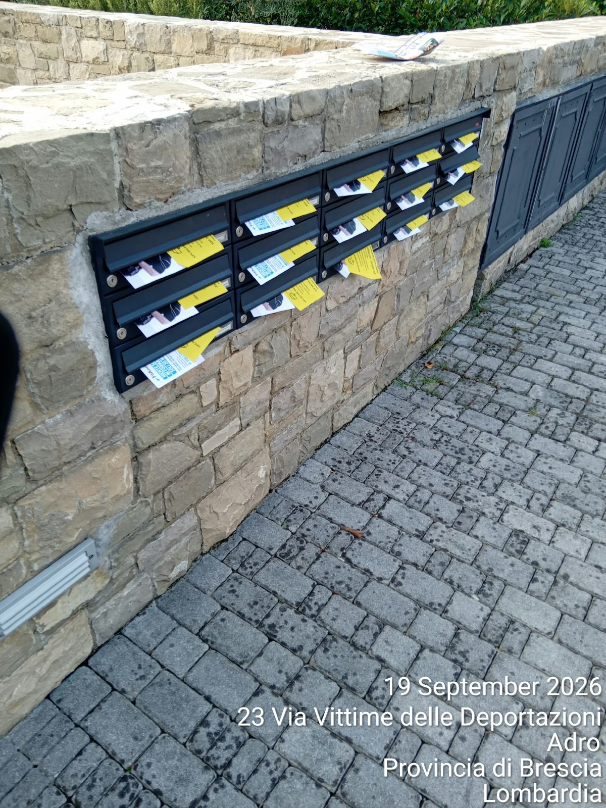 Volantini consegnati nelle cassette postali in via Vittime delle Deportazioni ad Adro, provincia di Brescia — Intermedia