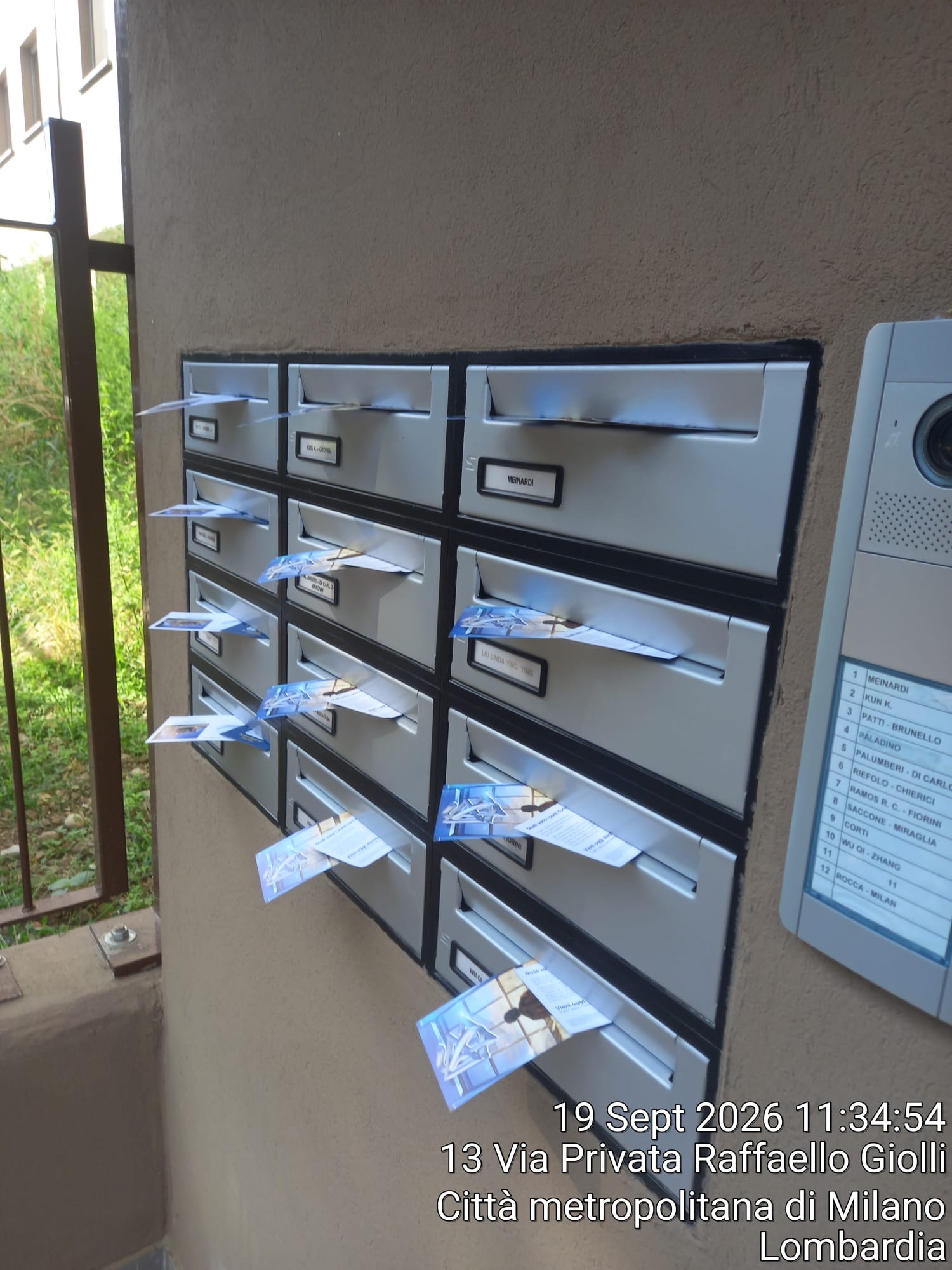 Volantinaggio nelle cassette postali di via Privata Raffaello Giolli a Milano — Intermedia