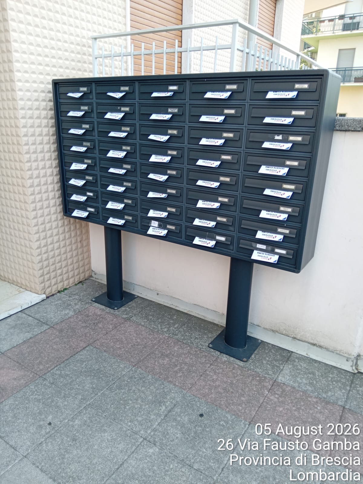 Distribuzione volantini nelle cassette postali: ogni cassetta coperta con precisione — volantinaggio Intermedia